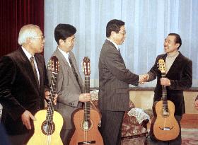 Guitars to be presented to Chinese president